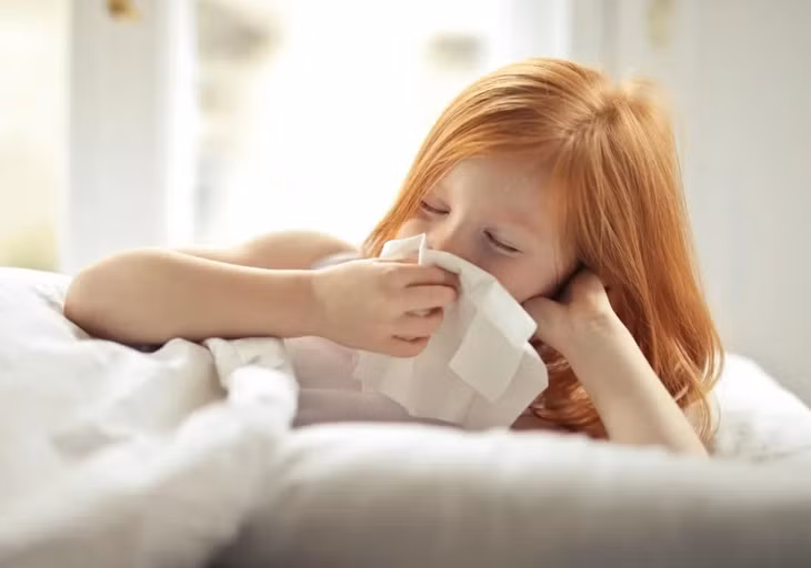 Lý do cần uống vitamin C khi bị cảm cúm - Ảnh 1.