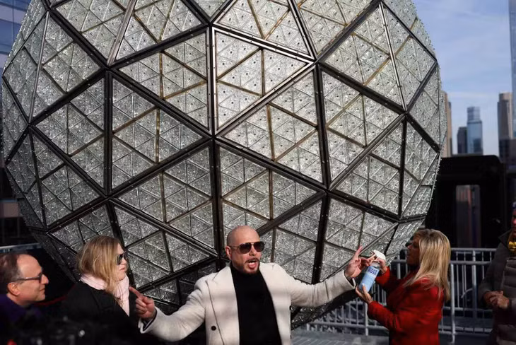 Rapper Pitbull bên quả cầu pha lê ở Quảng trường Thời đại ngày 27.12.2024. Ảnh: AFP