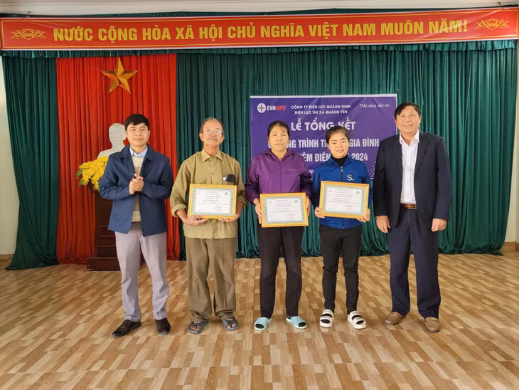 Điện lực TX Quảng Yên trao chứng nhận cho các hộ gia đình đạt danh hiệu "Gia đình tiết kiệm điện tiêu biểu" năm 2024.