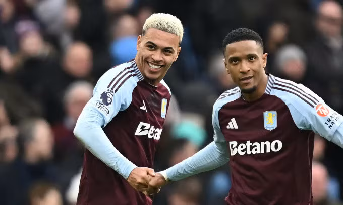 Morgan Rogers (trái) mừng bàn nâng tỷ số lên 2-0 cho Aston Villa. Ảnh: AFP