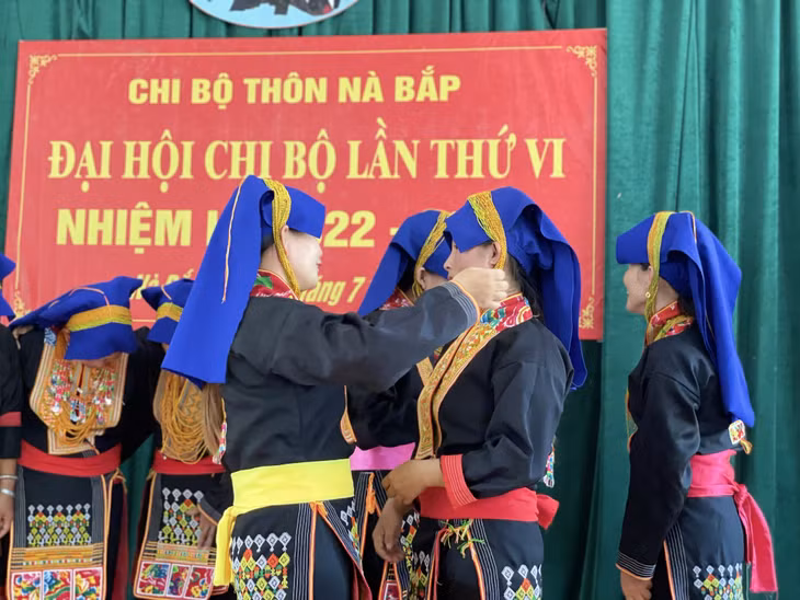 Các thành viên CLB dân vũ thôn Nà Bắp, xã Đồn Đạc (huyện Ba Chẽ) chuẩn bị phục trang tham gia tập luyện văn nghệ.