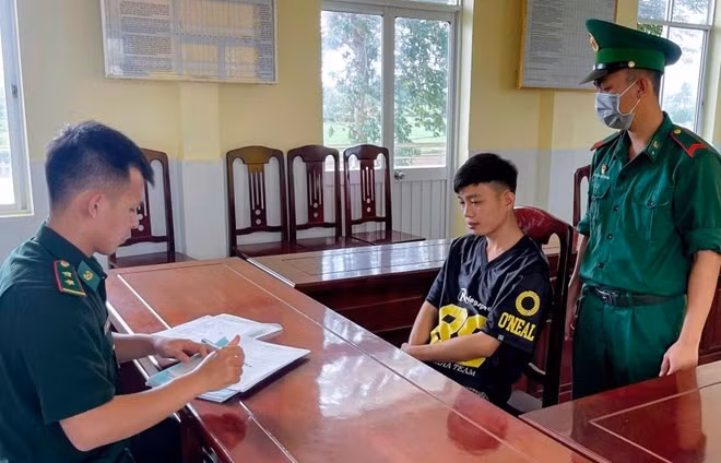 Tổ công tác Đồn Biên phòng Vĩnh Hải lấy lời khai đối tượng Lê Châu Phú vì tàng trữ trái phép chất ma túy. Ảnh: Văn Long