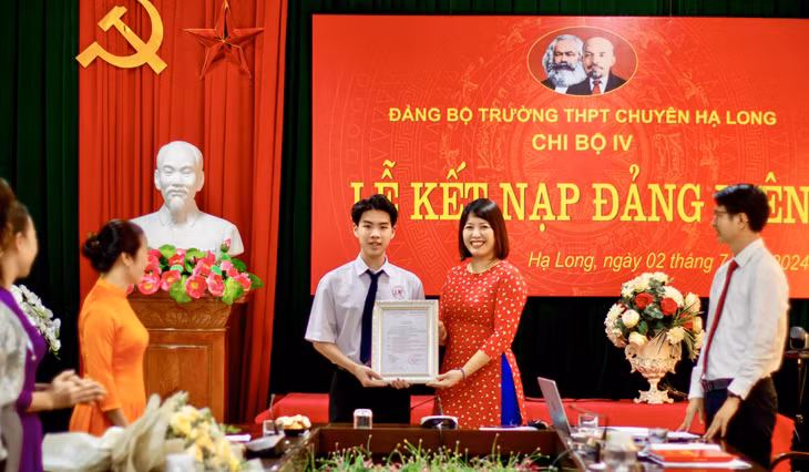 Lê Quang Minh (học sinh lớp 12, Trường THPT Chuyên Hạ Long) vinh dự được kết nạp Đảng khi vừa tròn 18 tuổi.