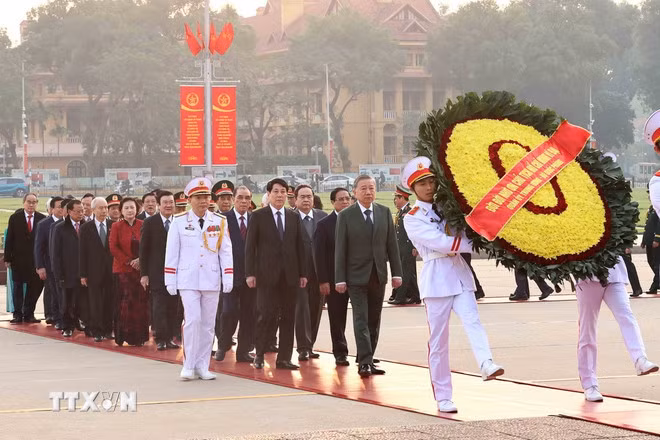 Đoàn lãnh đạo, nguyên lãnh đạo Đảng, Nhà nước đặt vòng hoa và vào Lăng viếng Chủ tịch Hồ Chí Minh. (Ảnh: An Đăng/TTXVN)