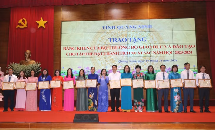 Thay mặt lãnh đạo Bộ GD&amp;ĐT, đồng chí Vi Ngọc Bích, Ủy viên Ban Thường vụ Tỉnh ủy, Phó Chủ tịch Thường trực HĐND tỉnh, tặng Bằng khen của Bộ GD&amp;ĐT cho các tập thể đạt thành tích xuất sắc năm học 2023-2024.