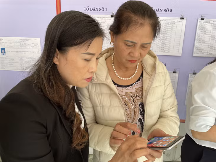 Cán bộ HND TP Cẩm Phả hướng dẫn hội viên, nông dân cài đặt ứng dụng Nông dân Việt Nam trên điện thoại di động.