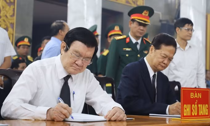 Nguyên Chủ tịch nước Trương Tấn Sang (trái), nguyên Thủ tướng Nguyễn Tấn Dũng ghi sổ tang tại lễ viếng. Ảnh: Lê Tuyết