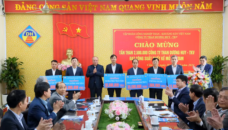 Công ty than Dương Huy - TKV tuyên dương, khen thưởng các tập thể có thành tích xuất sắc, đóng góp tích cực vào hoạt động sản xuất kinh doanh năm 2024.