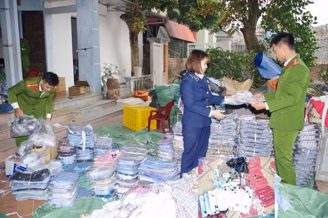 Công an huyện Lý Nhân phối hợp Đội Quản lý thị trường số 2 thuộc Cục Quản lý thị trường tỉnh Hà Nam kiểm tra cơ sở do Hoàng Anh Tuấn làm chủ. Ảnh: Công an tỉnh Hà Nam