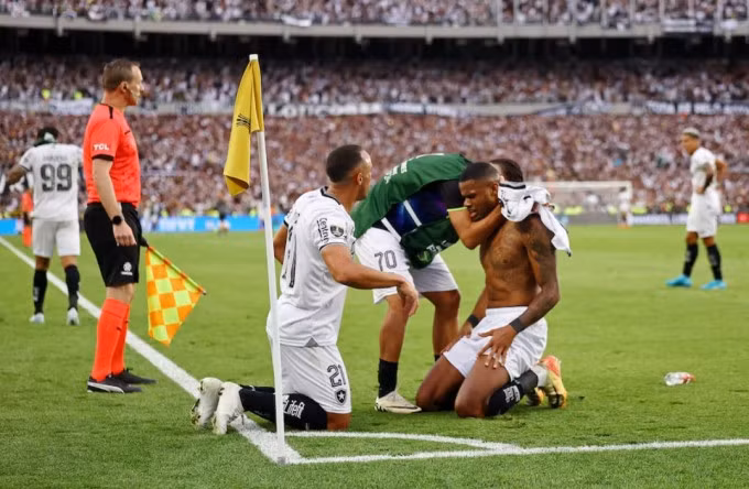 Junior Santos (cởi trần) mừng bàn thứ ba trong trận Botafogo thắng Atletico Mineiro 3-1 ở chung kết Copa Libertadores trên sân Estadio Mas Monumental, Buenos Aires, Argentina ngày 30/11. Ảnh: Reuters