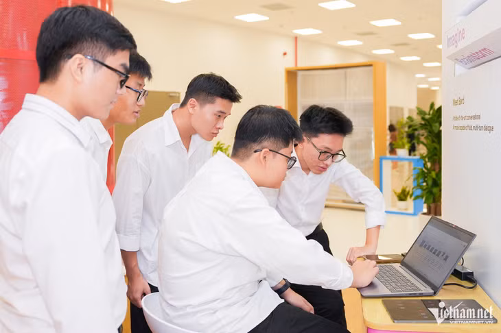 Bộ TT&amp;TT đang muốn phổ cập tên miền ".vn" tới người trẻ thông qua chương trình hiện diện trực tuyến an toàn, tin cậy cùng tên miền quốc gia. Ảnh: TĐ