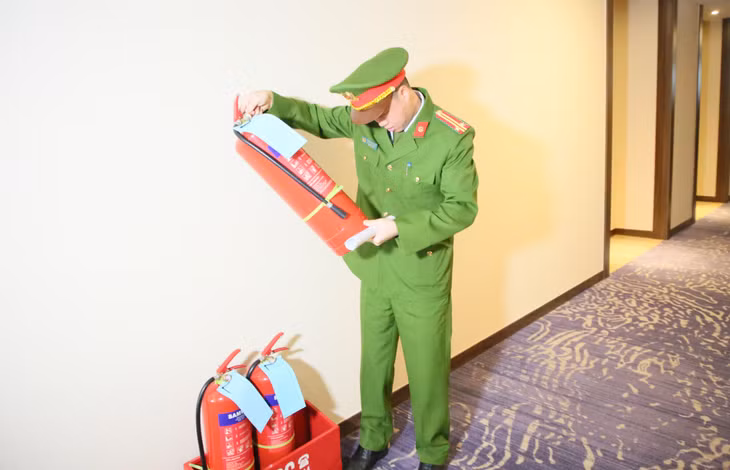 Cán bộ Cảnh sát phòng cháy chữa cháy và cứu nạn cứu hộ, Công an tỉnh, kiểm tra việc đảm bảo an toàn tại các khách sạn được lựa chọn là nơi đón các đại biểu, VĐV về dự giải.