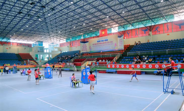 Giải Đá cầu học sinh phổ thông năm học 2024-2025 được tổ chức tại nhà thi đấu Trung tâm VH-TT TP Đông Triều. Ảnh: Trung tâm TT-VH Đông Triều.