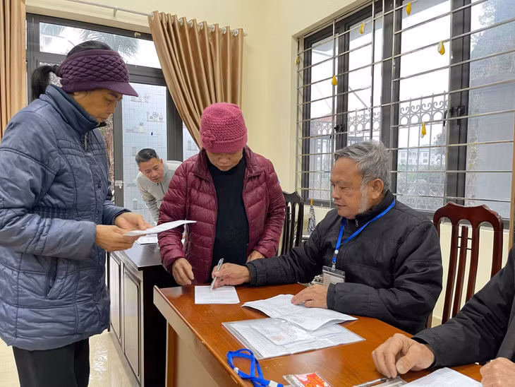 Cử tri khu phố 1, phường Hồng Hải, TP Hạ Long, làm thủ tục nhận phiếu bầu cử trưởng khu phố.
