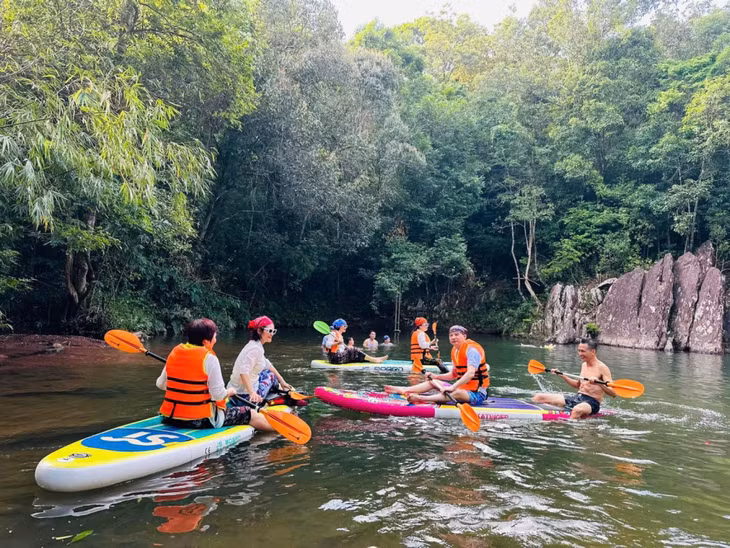 Mô hình du lịch sinh thái - cộng đồng khu vực phía Bắc TP Hạ Long đang nở rộ, đem đến trải nghiệm mới cho du khách. (Du khách chèo thuyền kayak tại Kỳ Thượng Am Váp Farm).