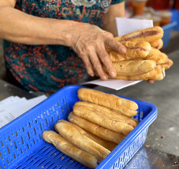 Bạn chỉ nên ăn bánh mì 2-3 lần mỗi tuần. Ảnh minh họa: Ban Mai