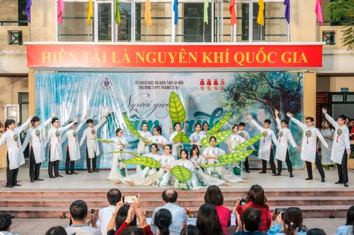 Một hoạt động văn nghệ tại Trường THPT Thăng Long, Hà Nội diễn ra mới đây. Ảnh: FB nhà trường.