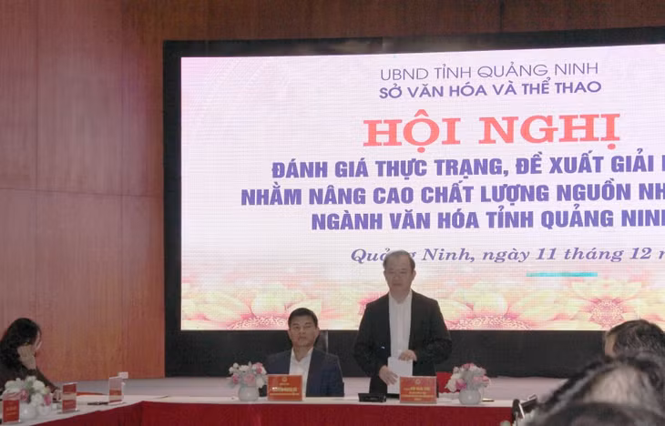 PGS.TS Bùi Hoài Sơn, Ủy viên Thường trực Ủy ban Văn hóa, Giáo dục của Quốc hội phát biểu đề dẫn và tham luận tại hội nghị.