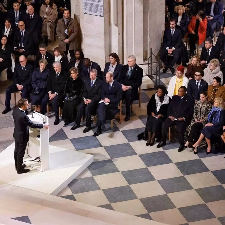 Tổng thống Pháp Emmanuel Macron đọc diễn văn bên trong Nhà thờ Đức Bà Paris ngày 7/12/2024. (Ảnh: REUTERS/TTXVN)
