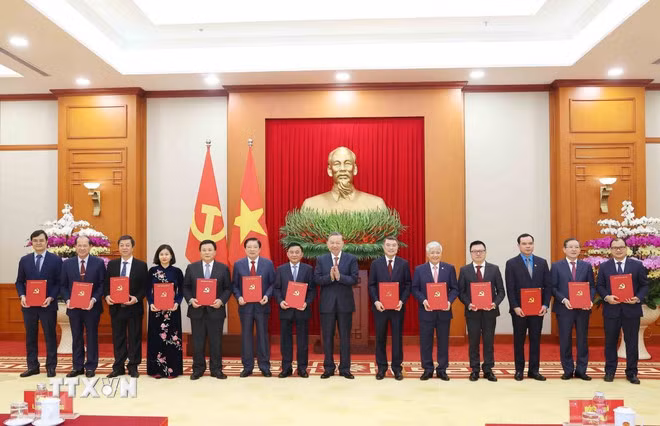 Tổng Bí thư Tô Lâm trao Quyết định của Bộ Chính trị cho đại diện lãnh đạo 13 cơ quan, đơn vị. (Ảnh: Thống Nhất/TTXVN)