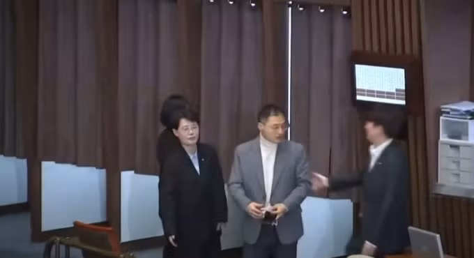 Nghị sĩ PPP Kim Sang-wook (giữa) quay lại phòng họp để bỏ phiếu. Ảnh chụp màn hình