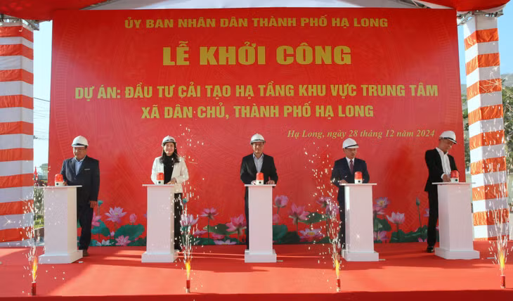 Các đại biểu thực hiện nghi thức khởi công dự án Đầu tư cải tạo hạ tầng khu vực trung tâm xã Dân Chủ.