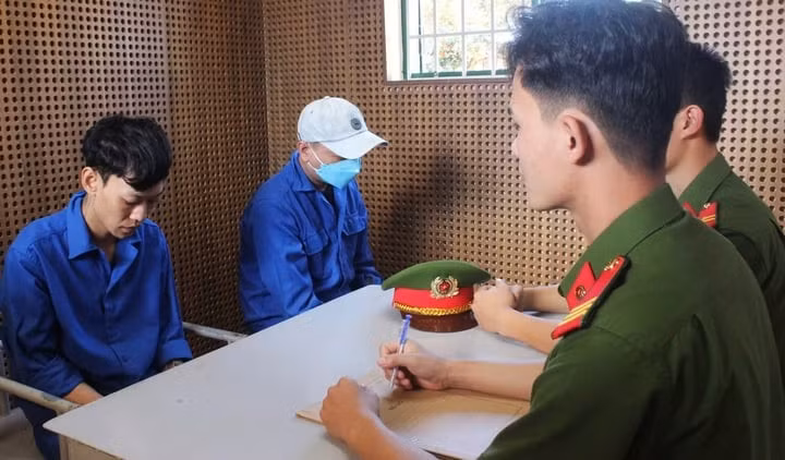 Đặng Duy Nam và Nguyễn Duy Hậu bị khởi tố để điều tra về hành vi cho vay lãi nặng trong giao dịch dân sự. (Ảnh: Công an cung cấp)