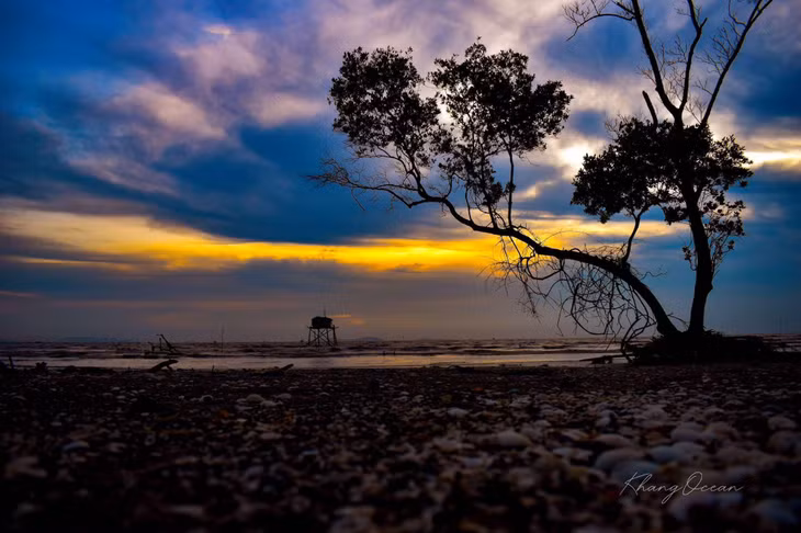 Độc giả Khang Ocean, vừa có chuyến khám phá biển Tân Thành, cho biết “Khu vực biển còn khá hoang sơ, yên bình. Đặc biệt, khung cảnh bình minh trên biển rất đẹp, thích hợp để du khách chụp ảnh, hòa mình vào thiên nhiên”. Ảnh: Khang Ocean