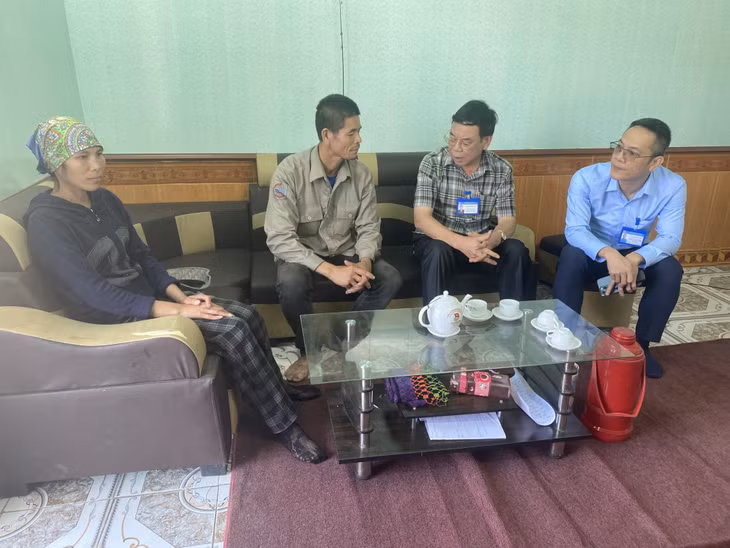 Lãnh đạo phường Cửa Ông (TP Cẩm Phả) đến động viên thăm hỏi gia đình anh Đinh Văn Hưng (thứ 2 bên trái) tại khu 4B1, phường Cửa Ông.