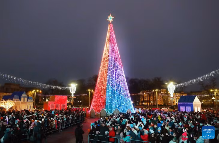 Từ giữa tháng 12, cây thông Noel được thắp đèn mừng mùa Giáng Sinh mới ở quảng trường October, thành phố Minsk, Belarus. Ảnh: Henadz Zhinkov/Xinhua