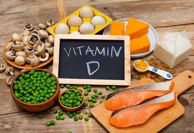 Trong những tháng mùa đông nên bổ sung vitamin D có trong cá béo, trứng, thịt và ngũ cốc...