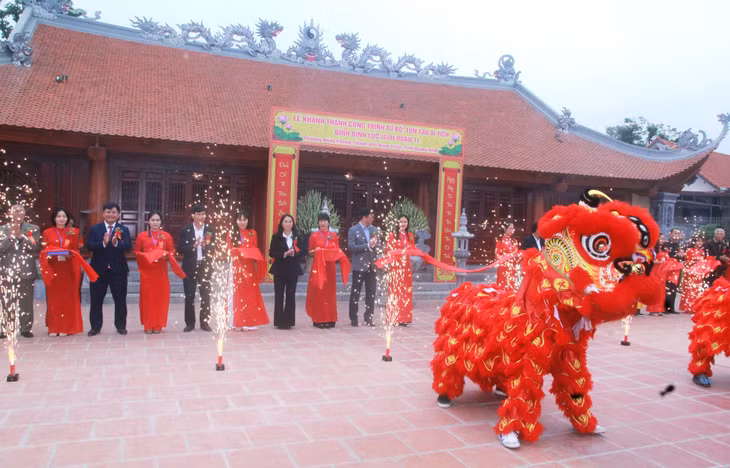 Các đại biểu cắt băng khánh thành công trình.