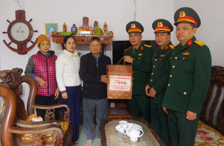 Đại tá Nguyễn Ngọc Sơn, Phó Chỉ huy trưởng Bộ CHQS tỉnh đến thăm, tặng quà gia đình Cựu chiến binh Ty Viết Voòng, thương binh 2/4, sức khỏe yếu ở thị trấn Đầm Hà, huyện Đầm Hà.