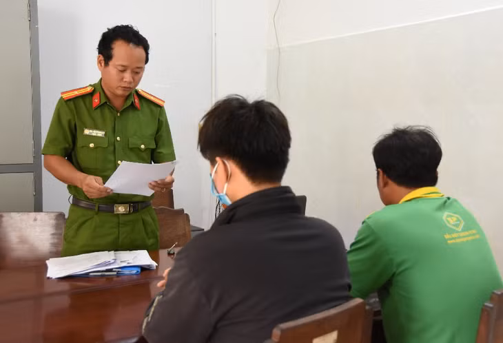 Cơ quan CSĐT Công an huyện Gò Công Tây tống đạt quyết định khởi tố vụ án. Ảnh: Công an Tiền Giang