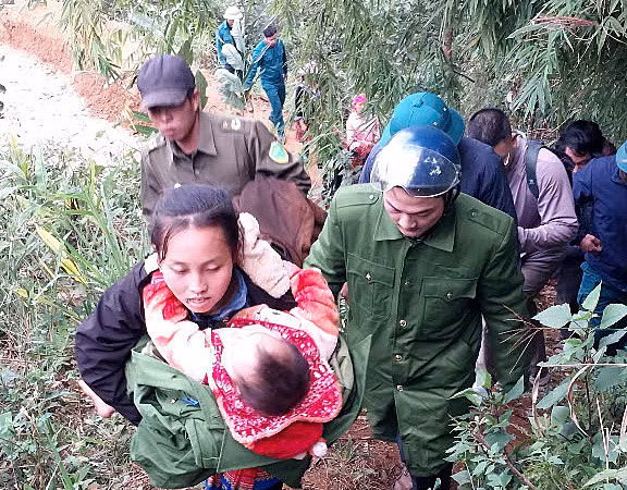 Cháu bé hai tuổi được tìm thấy sau 10 giờ mất tích. Ảnh: Công an Lai Châu