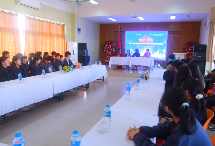 Các đại biểu tọa đàm về xây dựng văn hóa đọc trong nhà trường.