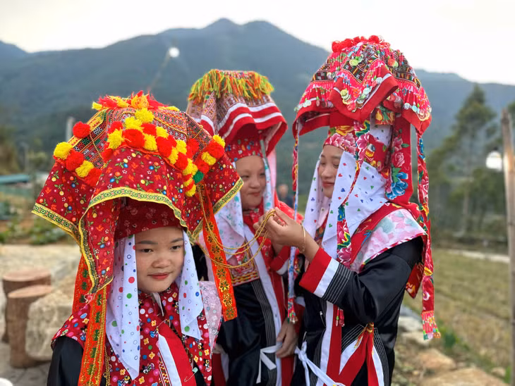 Phụ nữ Dao Thanh Phán duyên dáng trong trang phục truyền thống của dân tộc.