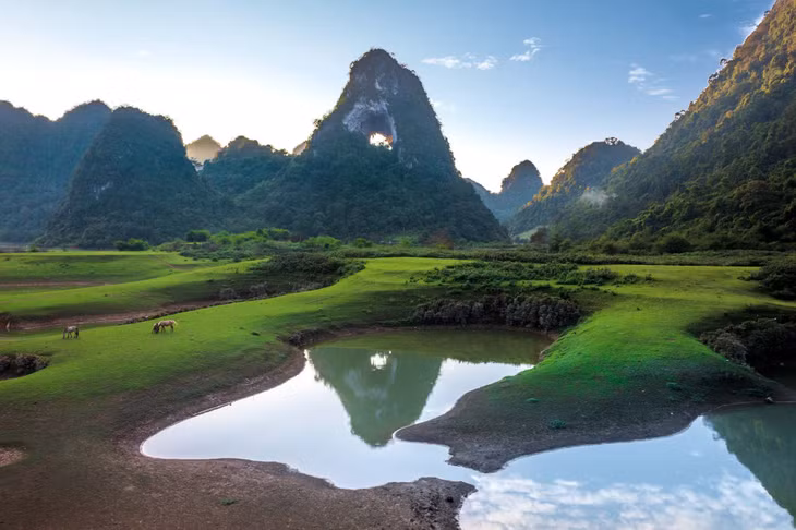 Núi Thủng hay còn được gọi là núi Mắt Thần, cao khoảng 100 mét so với mặt hồ, nằm giữa thung lũng xanh mướt.