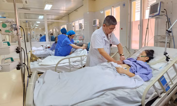 Các y, bác sĩ khoa Hồi sức tích cực Nội (Bệnh viện Việt Nam-Thụy Điển Uông Bí) thường xuyên tiếp nhận điều trị ca bệnh nặng, nguy kịch.