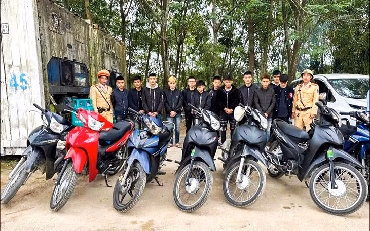 Nhóm thanh thiếu niên gây náo loạn đường phố bị lực lượng công an kịp thời bắt giữ, xử lý - Ảnh: Công an cung cấp