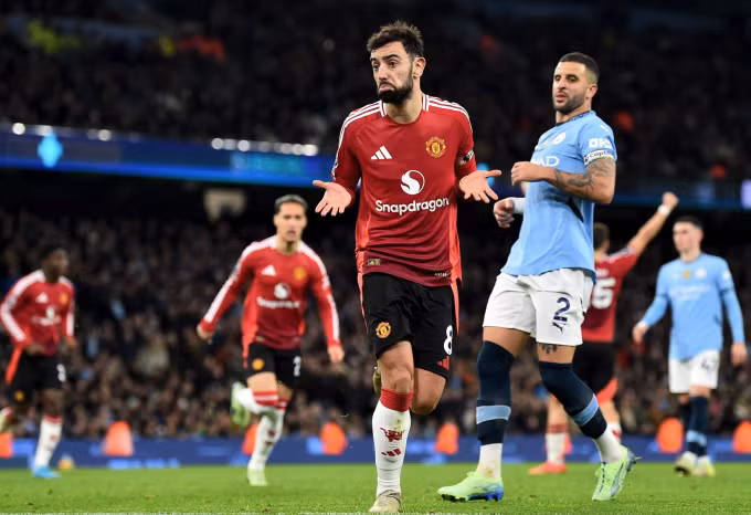 Biểu cảm của Fernandes sau khi đá phạt đền thành công, giúp Man Utd quân bình tỷ số. Ảnh: EPA