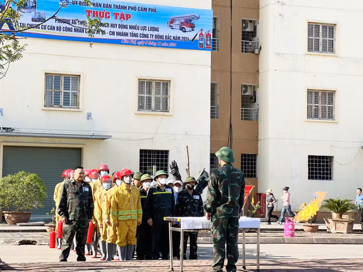 TP Cẩm Phả thực tập phương án chữa cháy nhiều lực lượng tại chung cư công nhân, tháng 11/2024. Ảnh: Hằng Ngần