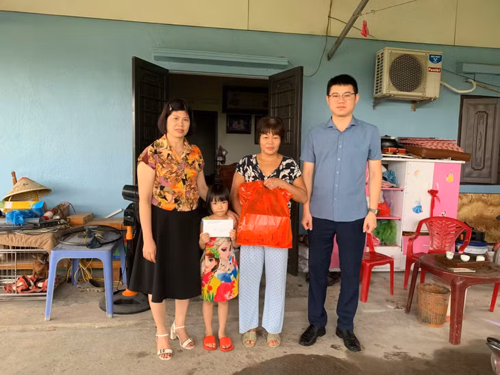 Lãnh đạo UBND phường Quang Trung (TP Uông Bí) thăm, tặng quà gia đình bà Phạm Thị Khánh.