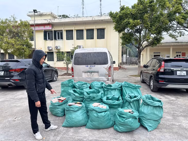 Phạm Văn Hiệp cùng tang vật 656 kg xúc xích không rõ nguồn gốc