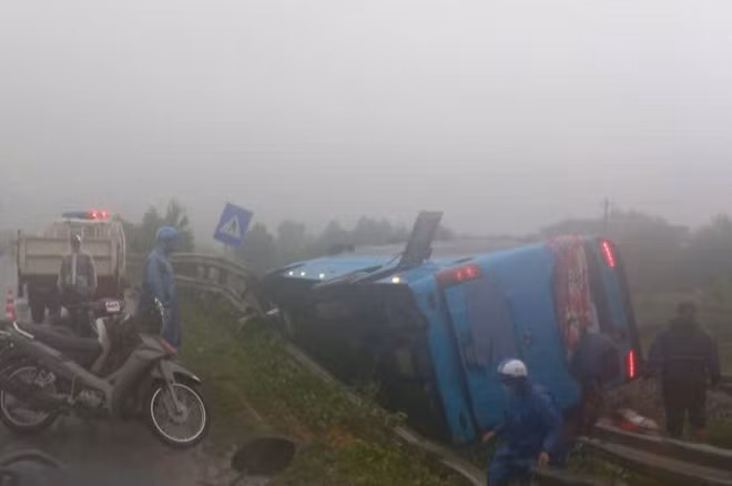 Ôtô khách lật nghiêng sau vụ tai nạn. Ảnh: H.Nguyên.
