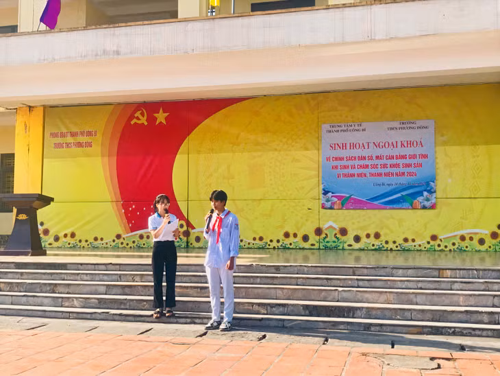 Trung tâm Y tế TP Uông Bí phối hợp với Trường THCS Phương Đông (TP Uông Bí) tổ chức hoạt động ngoại khoá tuyên truyền về mất cân bằng giới tính khi sinh và SKSS vị thành niên.
