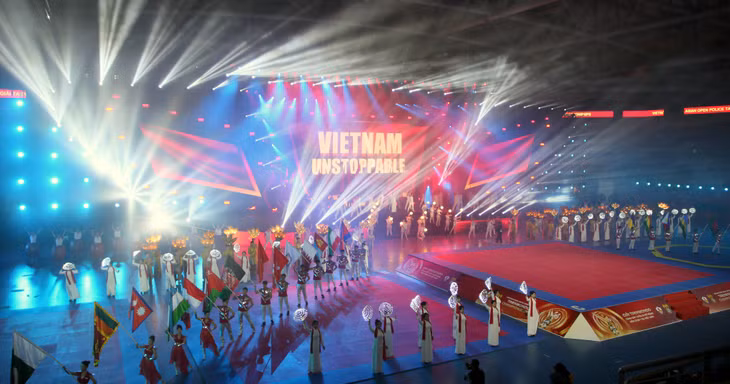 Chương trình nghệ thuật chào mừng lễ khai mạc Giải Taekwondo Cảnh sát Châu Á mở rộng năm 2024 đã thể hiện tinh thần mến khách, mong muốn cùng bạn bè quốc tế hợp tác hữu nghị, chia sẻ, ủng hộ, giúp đỡ, sát cánh cùng nhân dân Việt Nam bước vào kỷ nguyên mới, kỷ nguyên vươn mình của dân tộc Việt Nam.