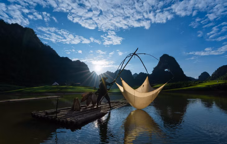 Nếu đến núi Thủng vào sáng sớm, du khách sẽ có dịp chiêm ngưỡng bình minh. Có khoảnh khắc, tia nắng chiếu qua "con mắt" của ngọn núi, tạo ra cảnh tượng kỳ thú.