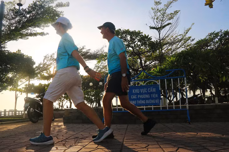 Vận động hợp lý cũng là cách phòng bệnh được khuyến nghị. Trong ảnh: Đường ven biển Nha Trang sáng sớm mát mẻ, phù hợp cho việc luyện tập thể dục thể thao - Ảnh: TRẦN HOÀI