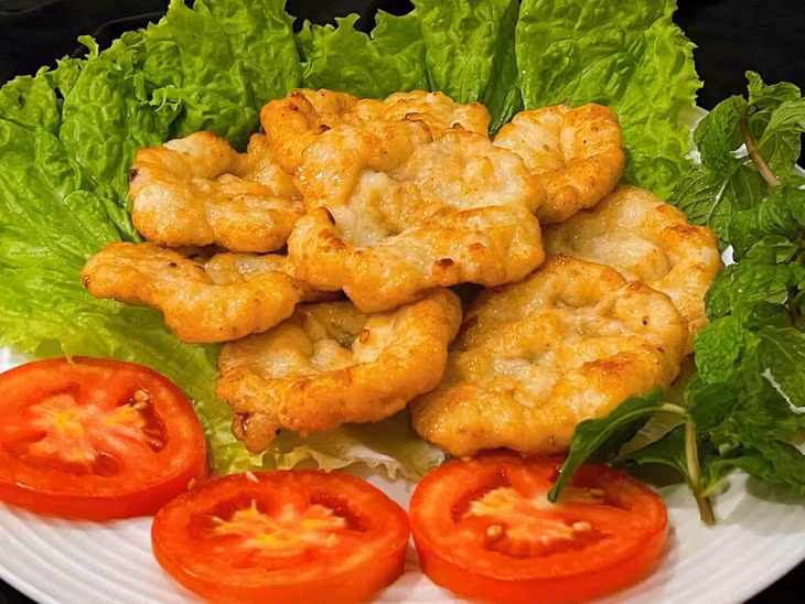 Chả mực Hạ Long kết hợp với nước mắm pha chua ngọt, tương ớt và rau sống, tạo nên một trải nghiệm ẩm thực đầy hương vị và độc đáo của Quảng Ninh.